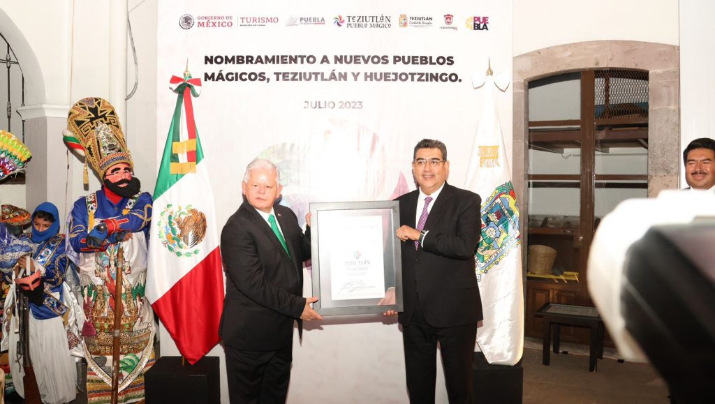 Gobernador Sergio Salomón Céspedes entrega nombramiento de Pueblo Mágico a Teziutlán