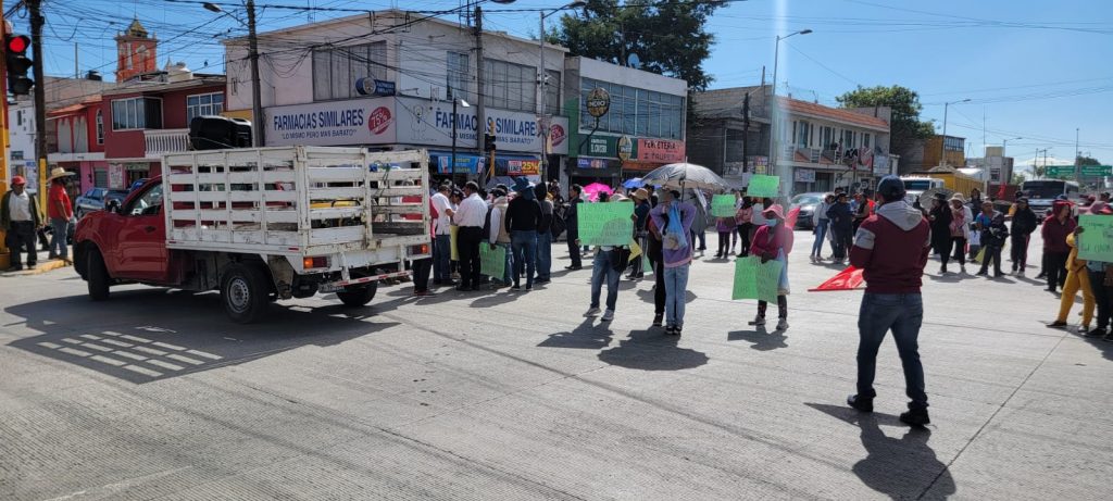Video desde Puebla: Por defender una ruta del transporte público, cierran la federal a Tehuacán
