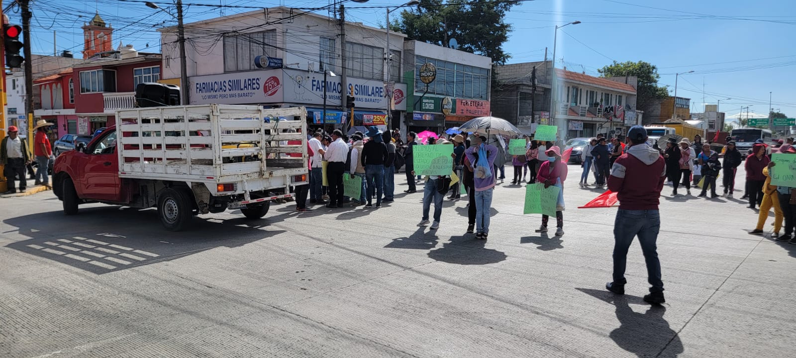 Video desde Puebla: Por defender una ruta del transporte público, cierran la federal a Tehuacán