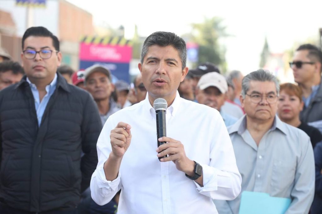 Eduardo Rivera inicia pavimentación de 10 mil mts cuadrados