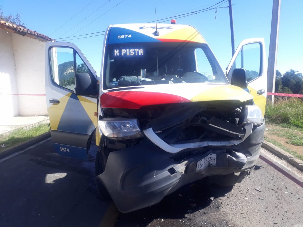 10 lesionados por choque de transporte público y camioneta en Tlatlauquitepec