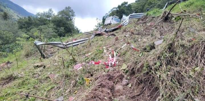 Tardaron varias horas en rescatar cadáver de conductor de camión volcado en la México Tuxpan