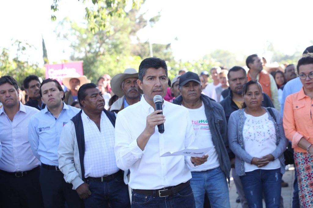 Eduardo Rivera entrega calles rehabilitadas en Azumiatla