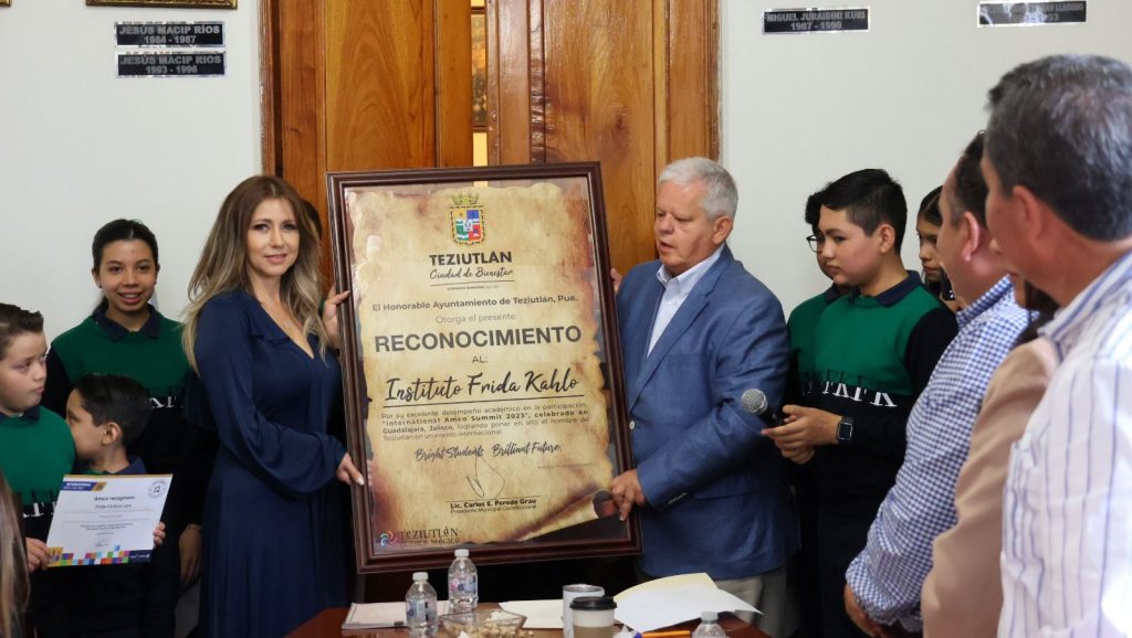 Gobierno de Carlos Peredo reconoce a alumnos y docentes de Instituto Frida Kahlo