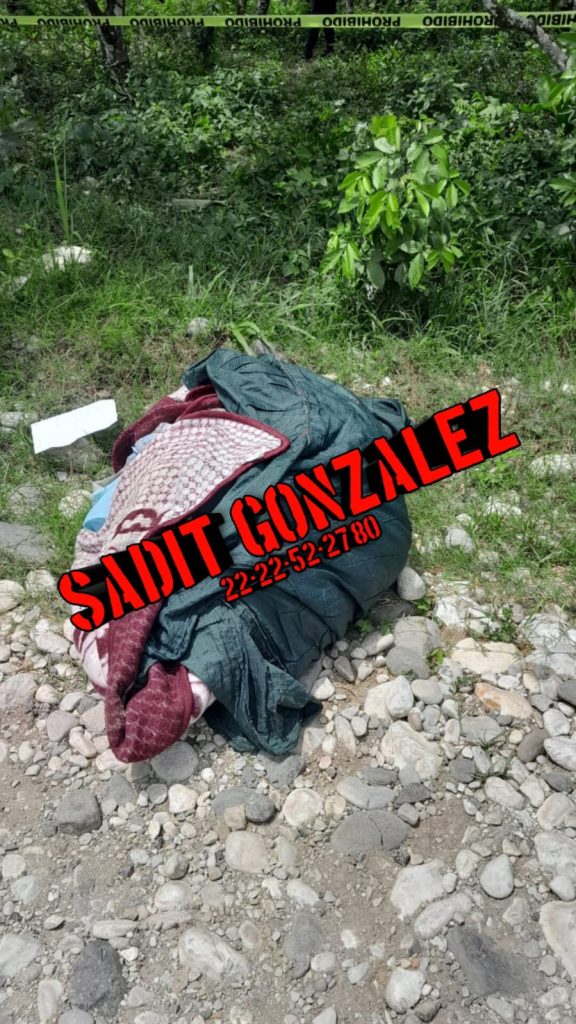 Hallan cadáver encobijado y decapitado en Hueytamalco