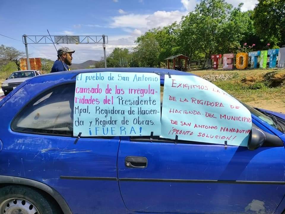 Habitantes de Nanahuatipan cierran la carretera estatal Tehuacán-Teotitlán