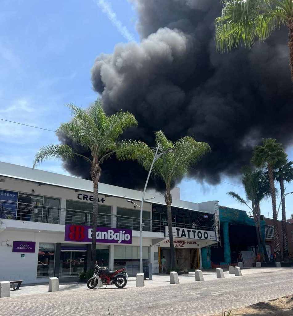 Se incendia antro en la avenida Juárez