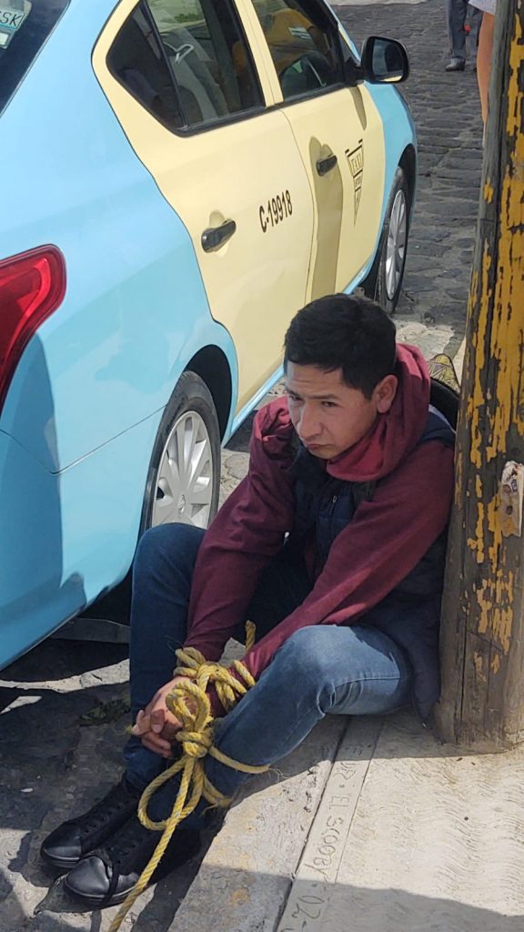 Taxistas capturan y amarran a supuesto delincuente en Teziutlán