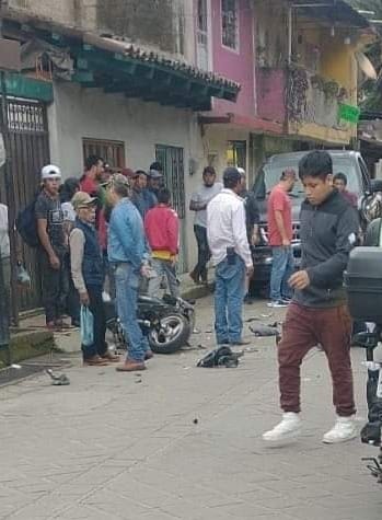 Desde Huauchinango: Motociclista sufre fracturas al chocar de frente contra camioneta