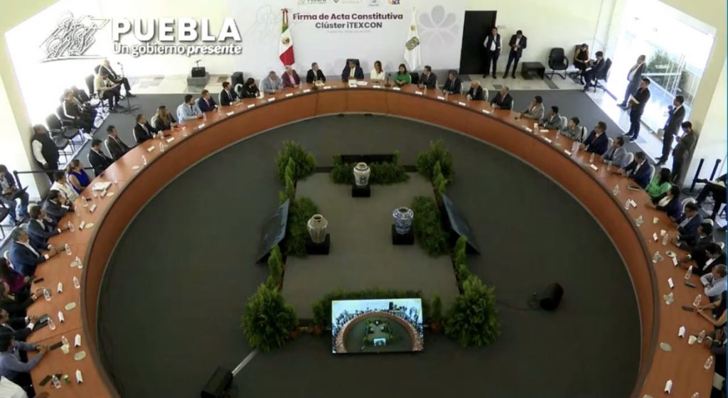 Video desde Puebla: Gobernador Sergio Salomón realiza la firma de Acta Constitutiva Clúster ITEXCON