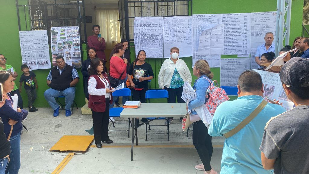 Video desde Puebla: Padres de familia de la Escuela Primaria México acusan desvío de recursos