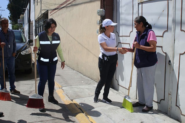 Paola Angon lleva jornada “Barremos chula mi Cholula” en barrio de Jesús