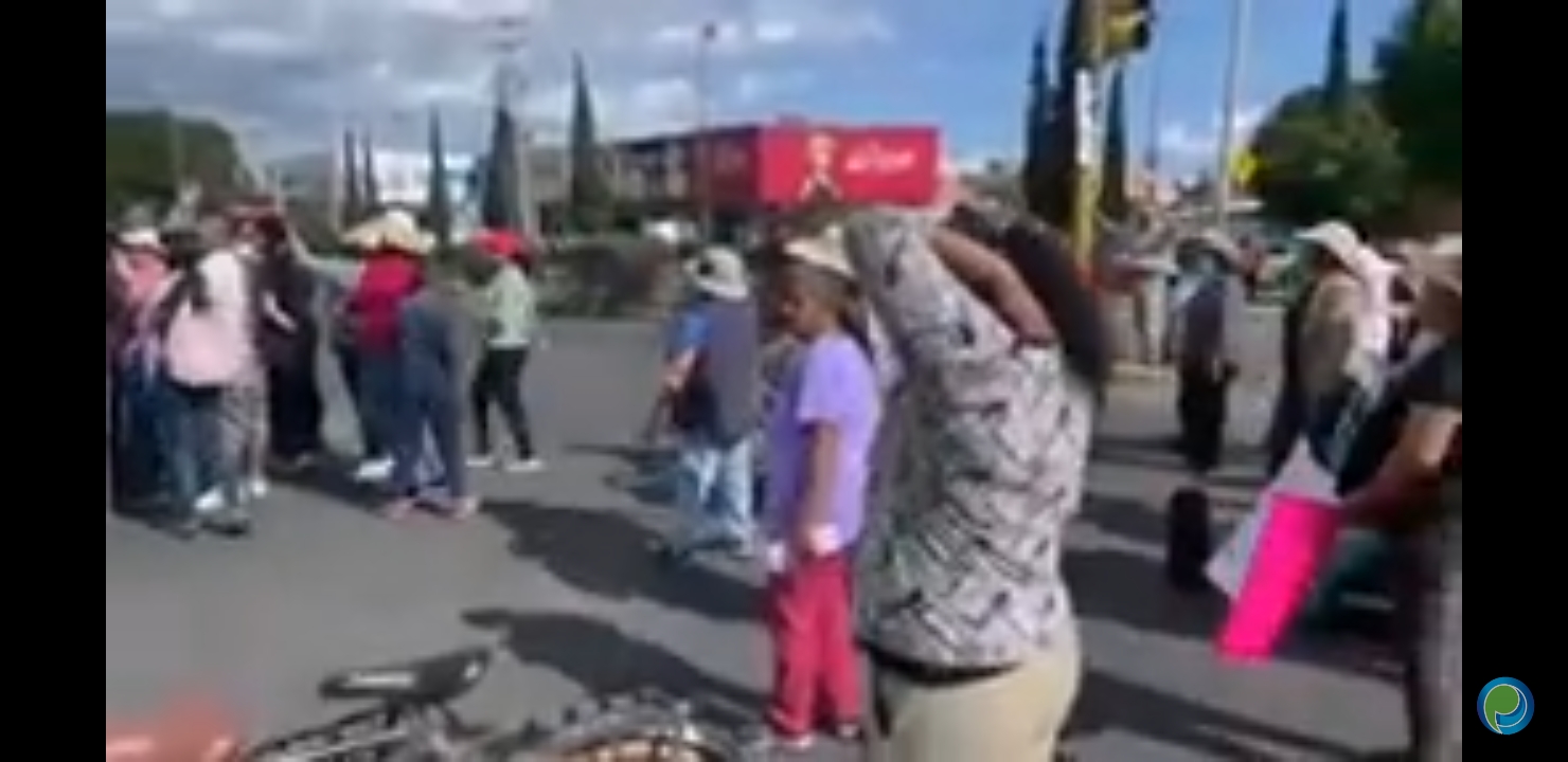 Video desde Puebla: Vecinos de Cocoyotla bloquean la federal a Huejotzingo