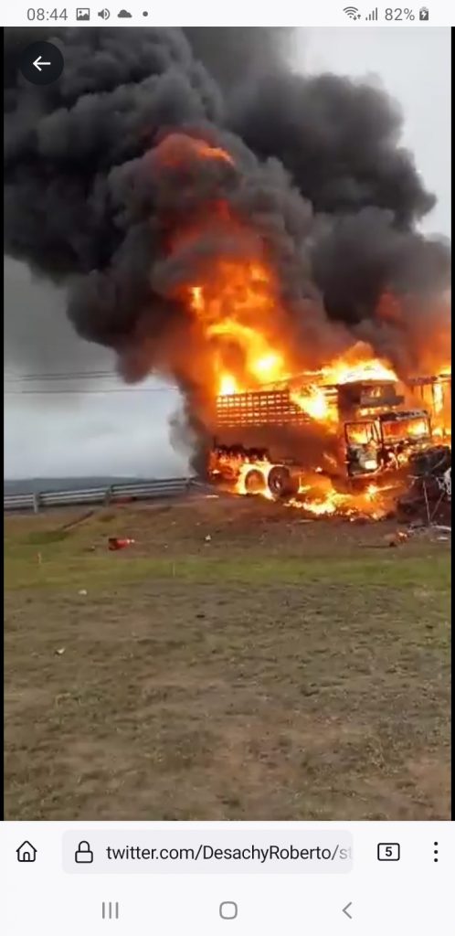 Video desde Puebla: Chocan y se incendian 2 camiones en la México Tuxpan