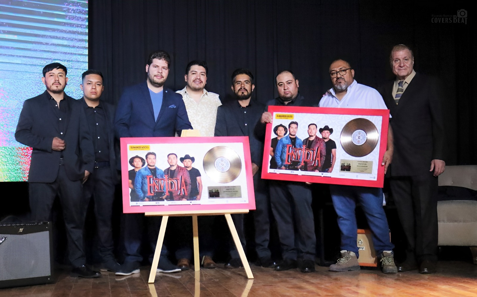 El Grupo Pura Envidia recibió Disco de Oro por su participación en el álbum con causa “Sumando Voces para Ayudar”