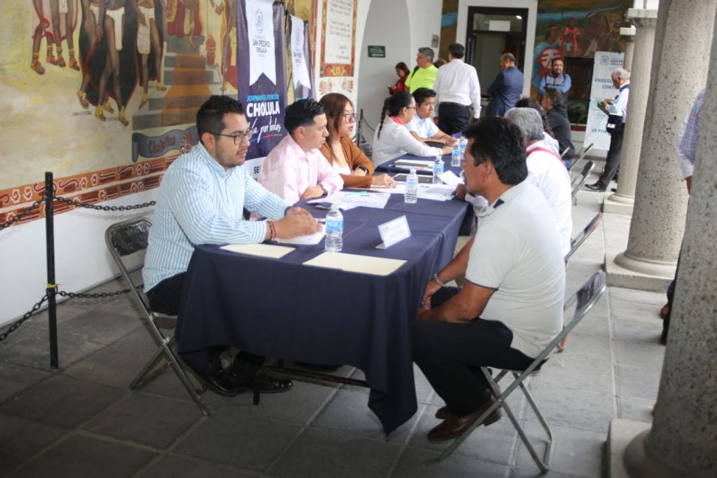 Paola Angon encabeza jornada integral de atención y entrega uniformes a personal de limpia