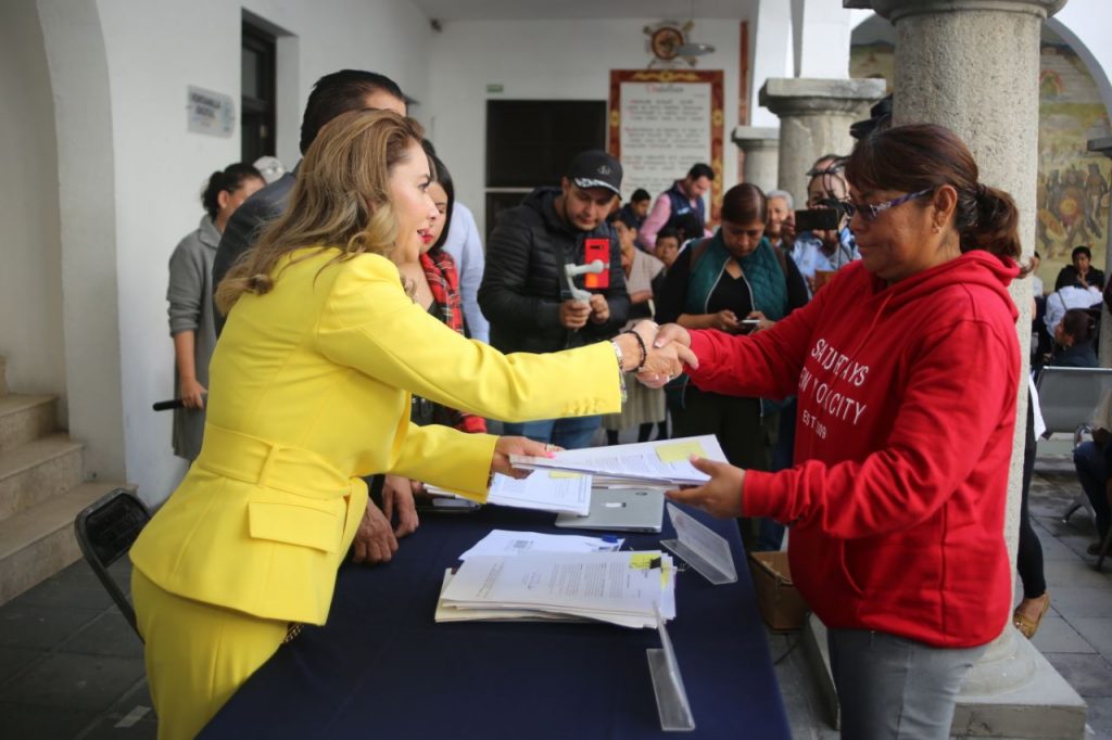Paola Angon encabeza otro martes ciudadano y entrega escrituras a las familias, brindando certeza jurídica
