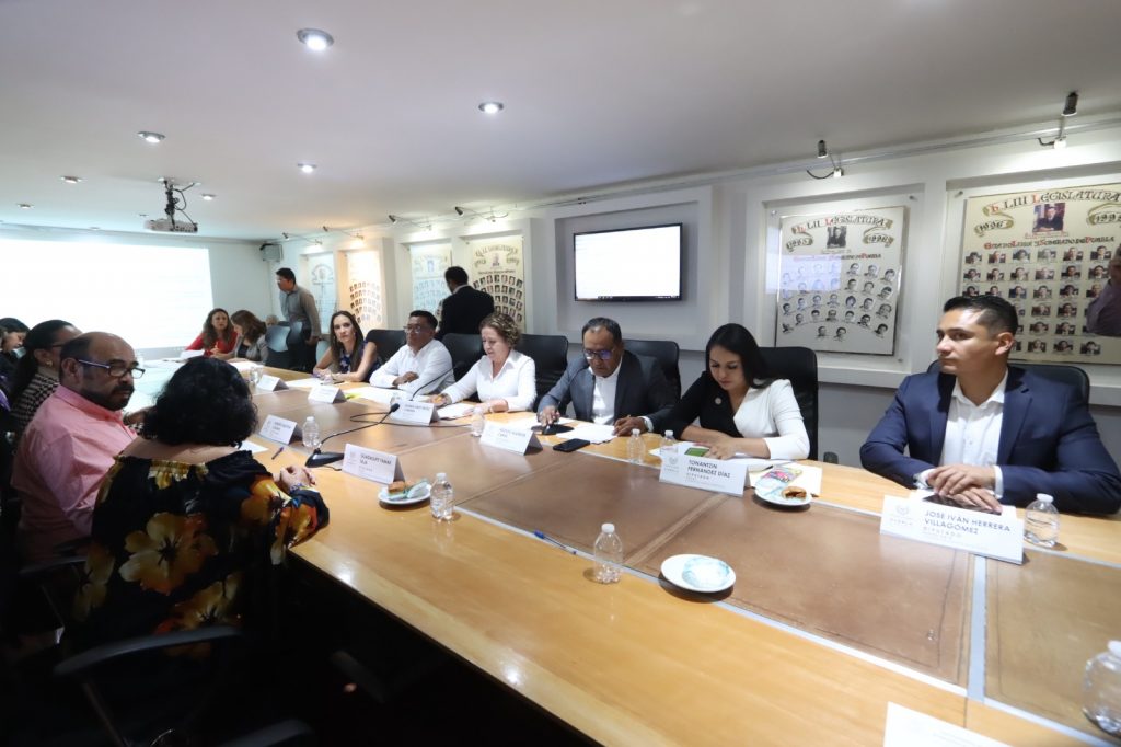 Comisiones del Congreso aprueban exhorto para que señalética institucional tenga traducción en leguas originarias