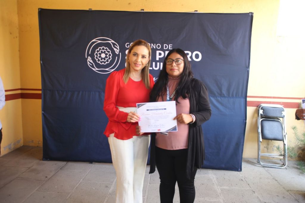 Entrega Paola Angon premio al mérito a servidores comprometidos con el bienestar de las familias