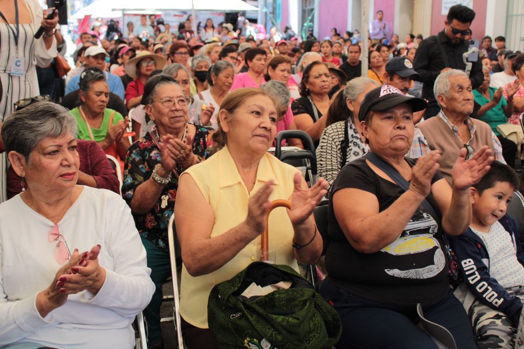 Ariadna Ayala y atlixquenses celebran primer año de la tienda de abasto popular, proyecto que apoya la economía familiar.