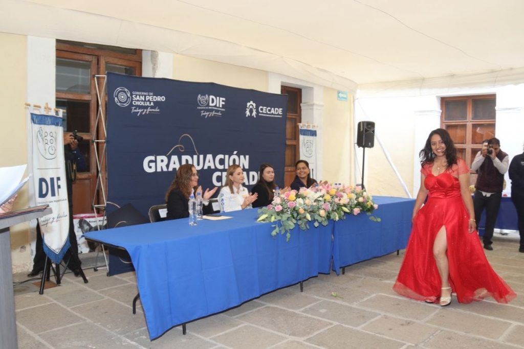 Encabeza Paola Angon ceremonia de graduación del CECADE Cholula