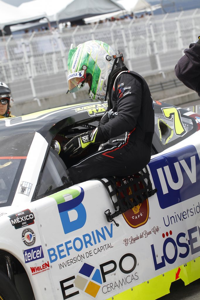 Sigue Xavi Razo en la pelea por el campeonato de NASCAR México