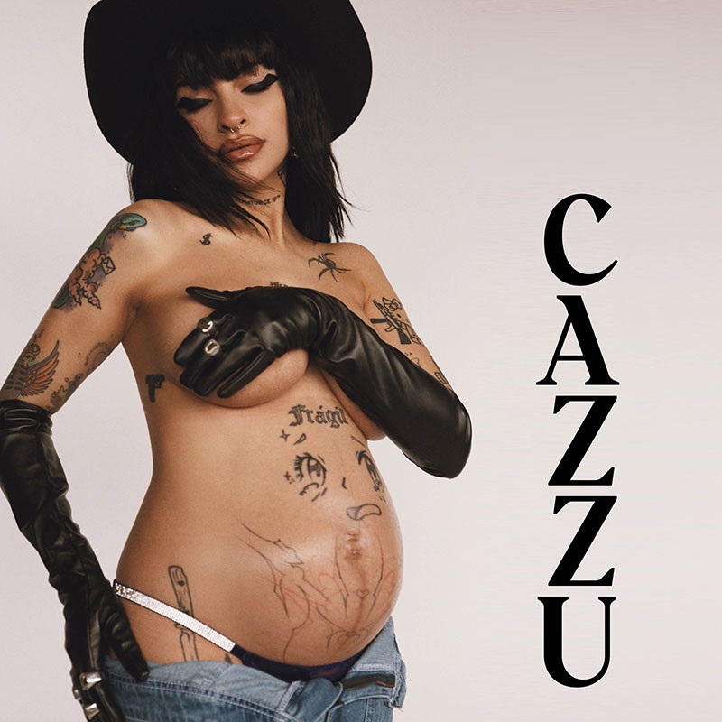 Cazzu posa embarazada en revista para caballeros