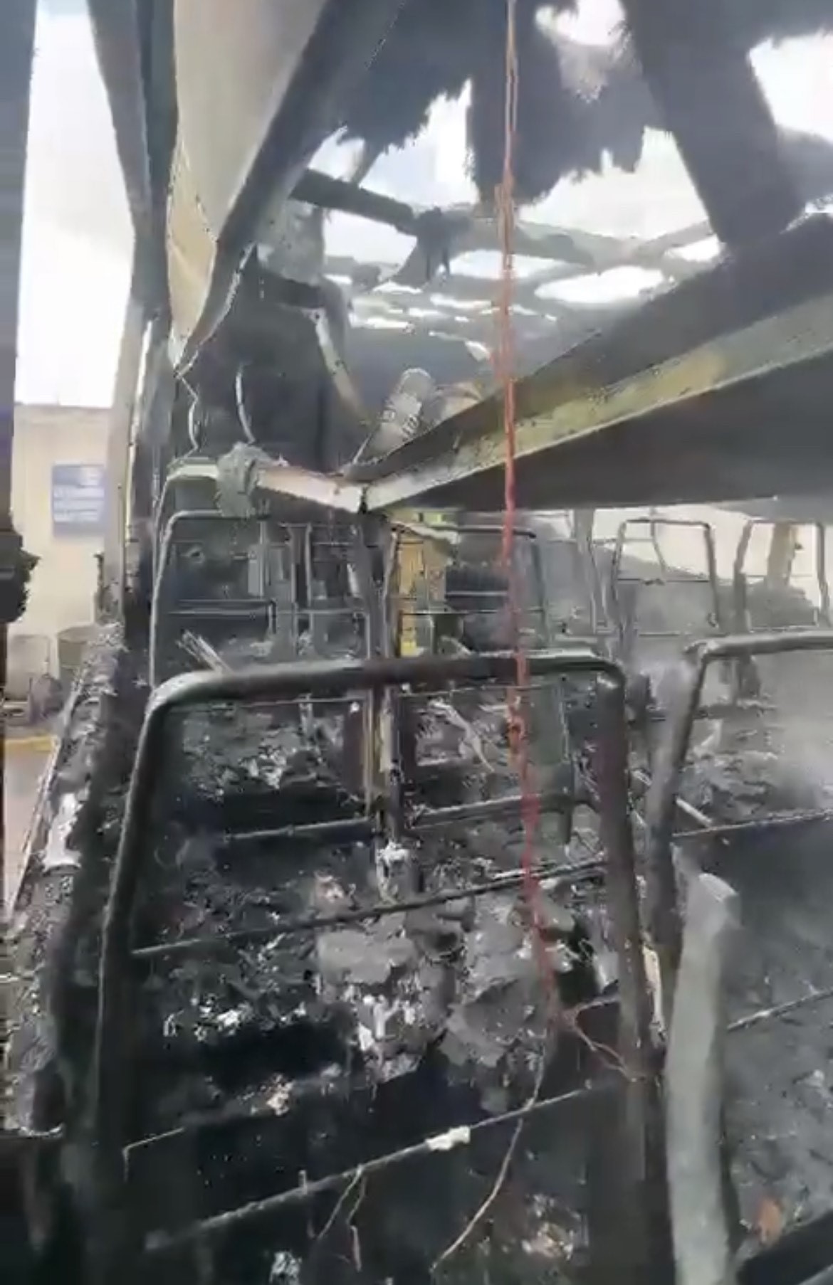 Se incendia vehículo de pasajeros en Puebla