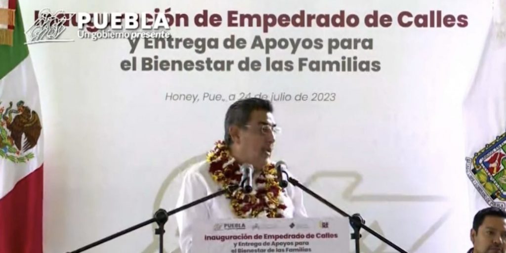 Sergio Salomón hace gira en Honey para entregar apoyos e inaugurar calles