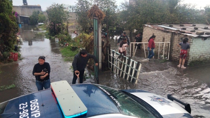 Protección Civil y Bomberos de Toluca atienden reportes por fuerte lluvia