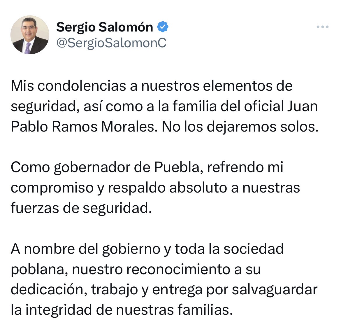 “No los dejaremos solos”, señaló Sergio Salomón a familiares de policía asesinado en Xoxtla