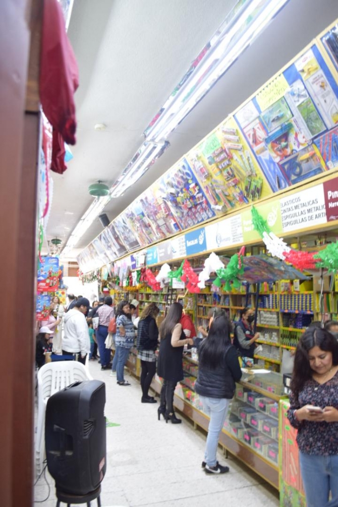 Padres de familia buscan librar gastos en regreso a clases