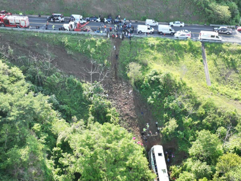 Aumenta a 17 cifra de muertos por caída de autobús a barranco en Nayarit