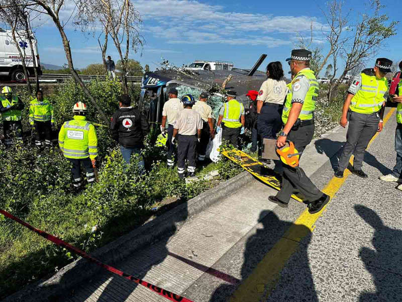 Al menos 7 muertos, entre ellos una bebé, deja volcadura de autobús en la México-Querétaro