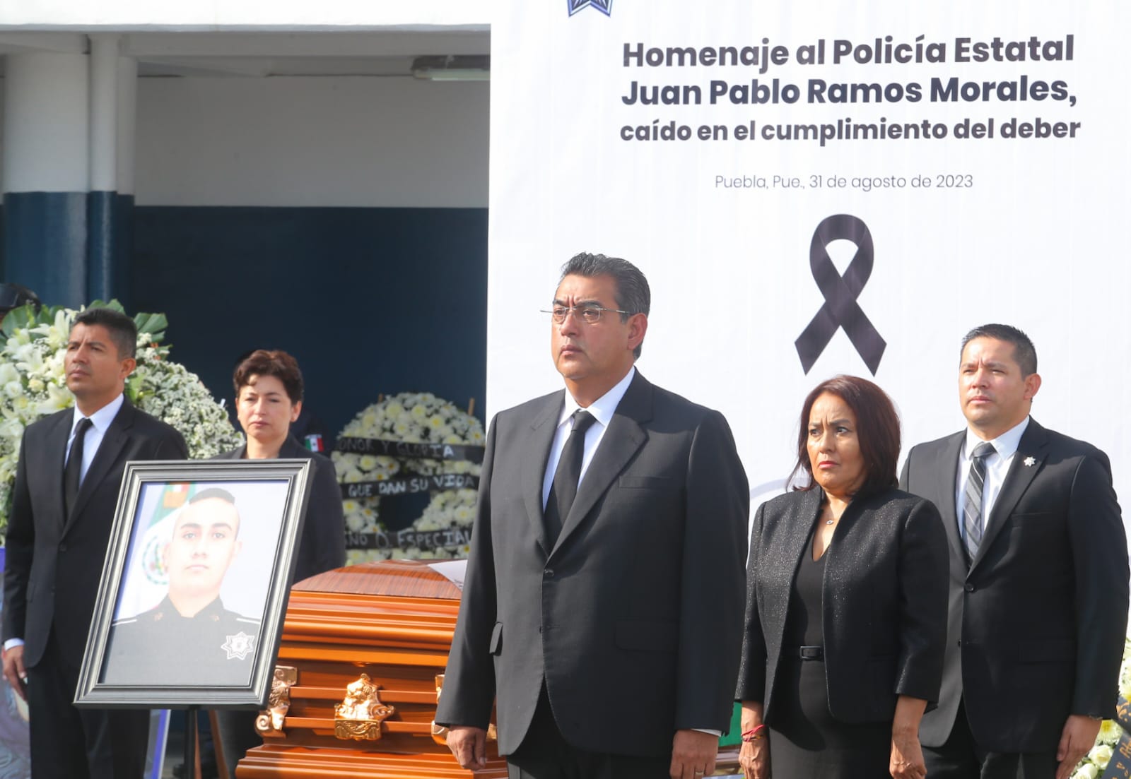 Video desde Puebla: Sergio Salomón encabeza homenaje a policía asesinado en Xoxtla