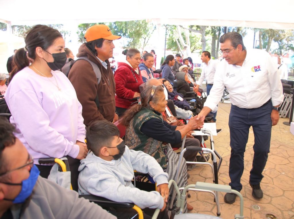 Sergio Salomón entrega aparatos ortopédicos en Chalchicomula y calentadores solares en San Juan Atenco