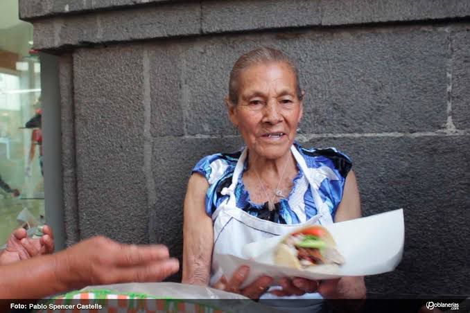 Video desde Puebla: Ofrenda a la fundadora de los tacos del pasaje, con más de 56 años de tradición