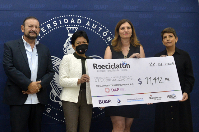 Rectora María Lilia Cedillo Ramírez entrega cheque del BUAP Reciclatón  2023