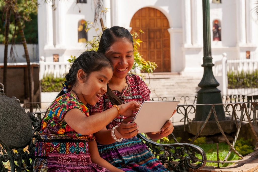 La brecha digital en las comunidades indígenas es un desafío significativo para las instituciones