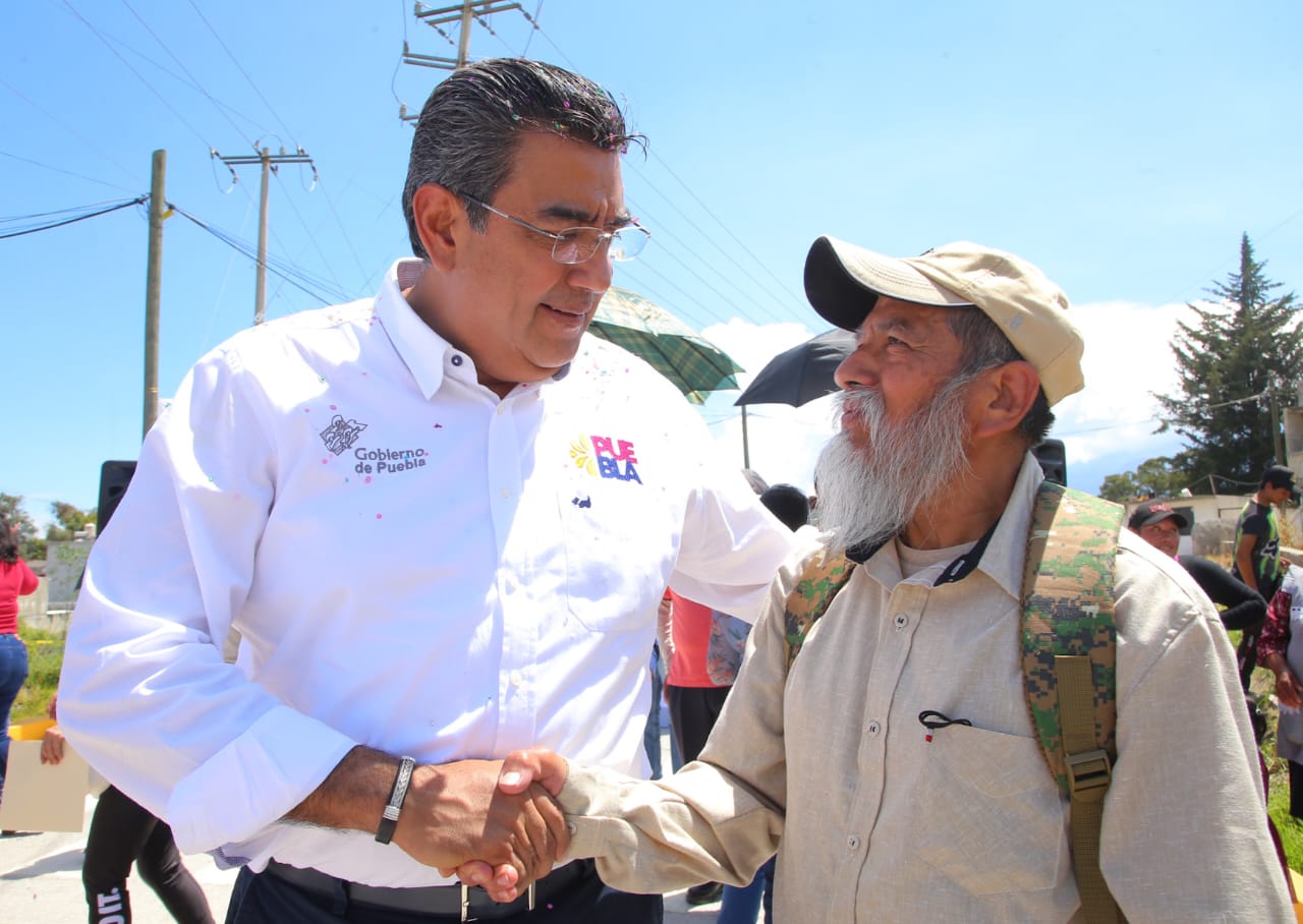 Sergio Salomón entregó calles y apoyos sociales en San Salvador el Verde y Teotlalcingo