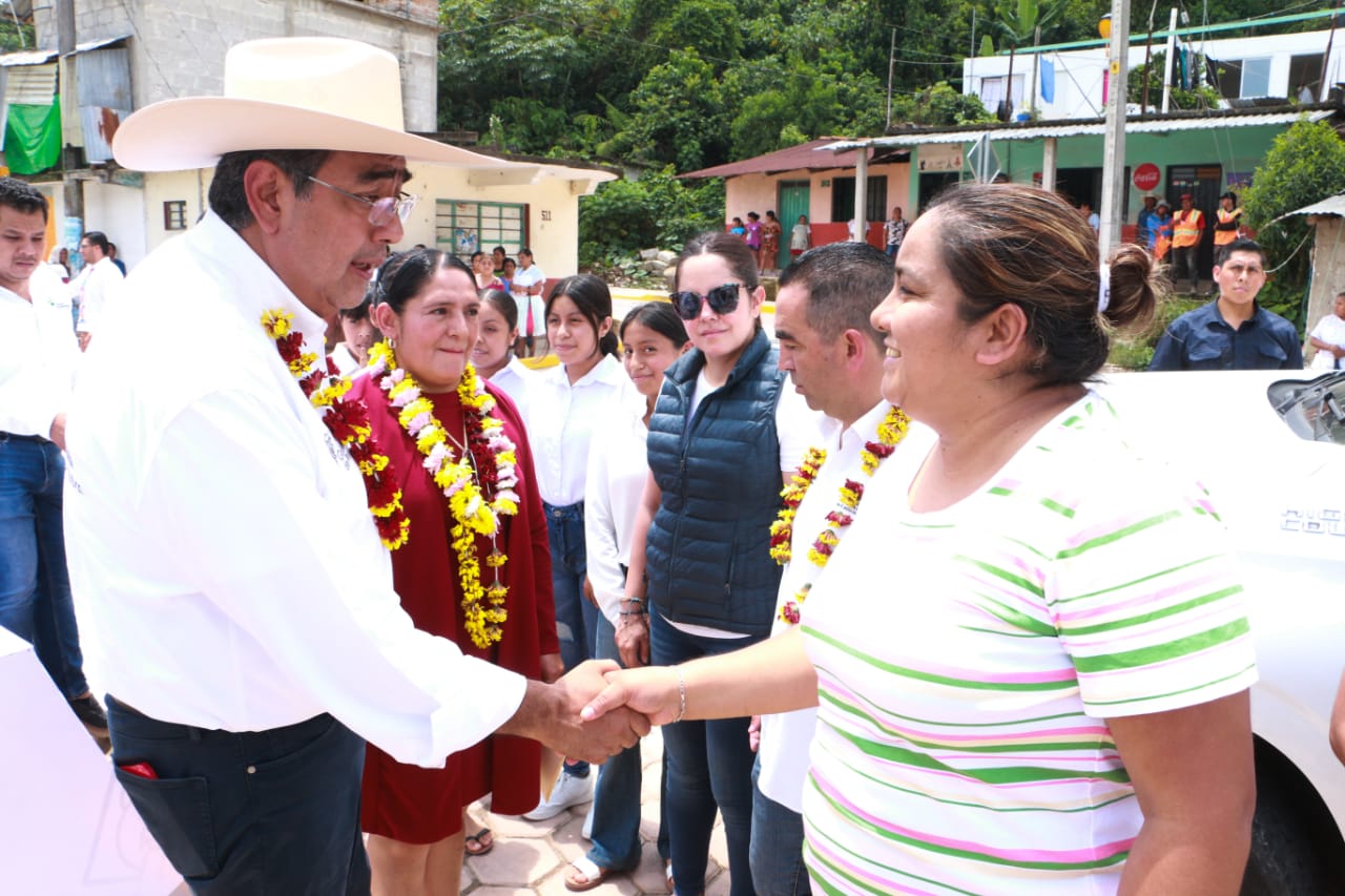 Sergio Salomón entrega infraestructura carretera en Caxhuacan y anuncia obra en Chignahuapan