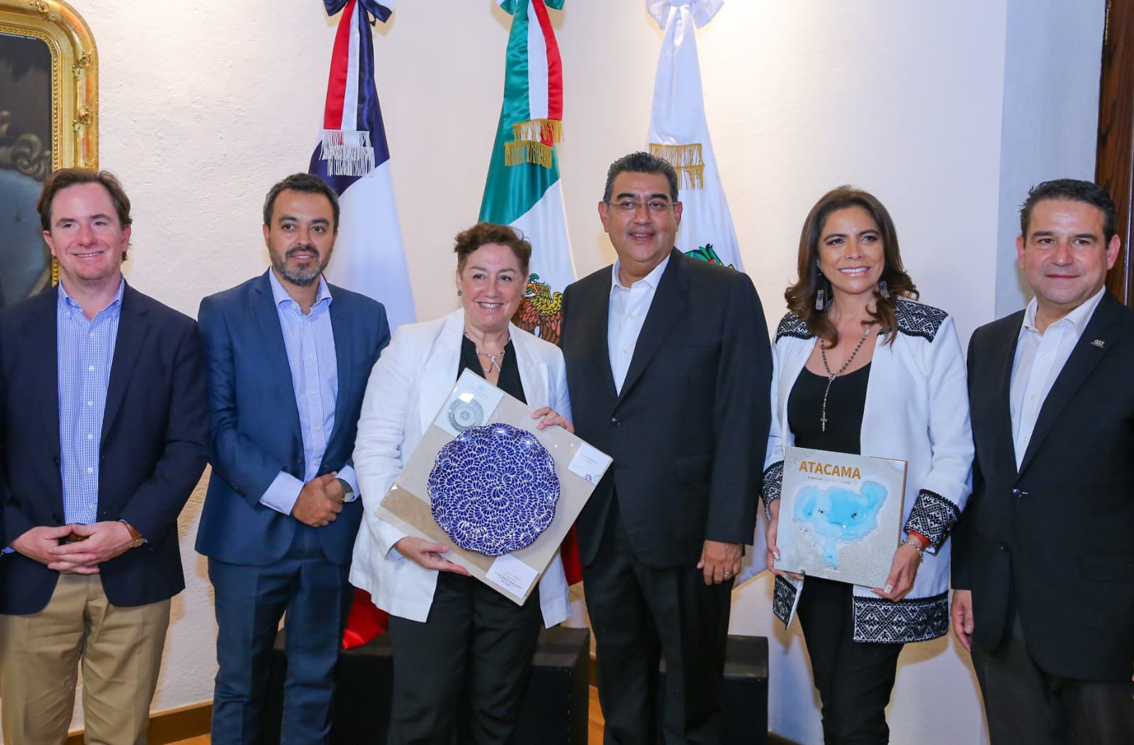 Sergio Salomón recibió a la embajadora de Chile en México, Beatriz Sánchez