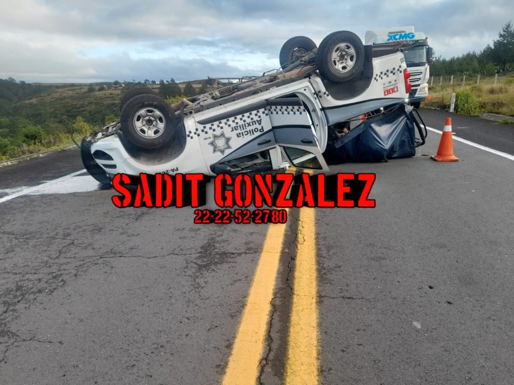 13 policias auxiliares lesionados al volcar su patrulla en Zacatlán