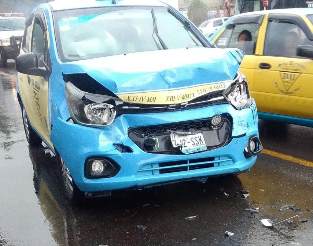 Desde Huauchinango: Choca taxi en la México Tuxpan