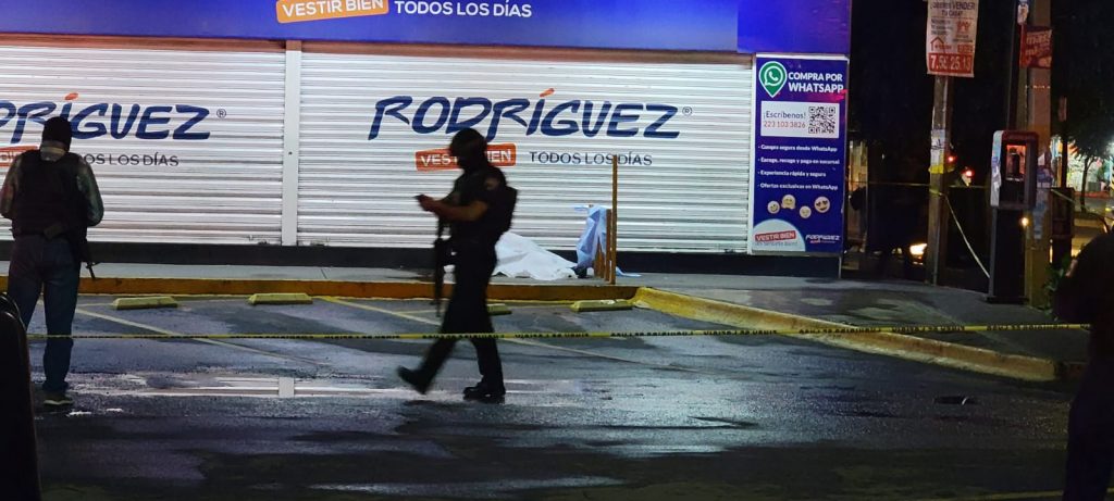 Violento asalto a la Gran Bodega de Santa Mago, Amozoc, deja una mujer muerta y dos lesionados