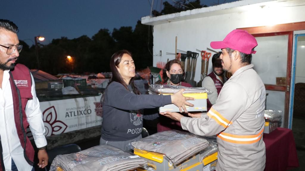 Ariadna Ayala entrega uniformes a personal de servicios públicos de Atlixco
