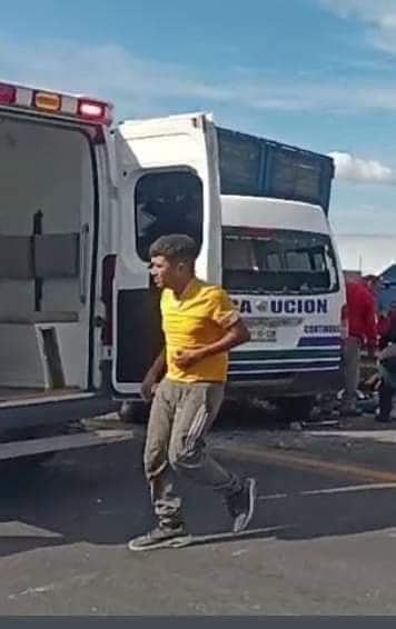 Sobrevivientes de accidente en Ruta de Miahuatlán afirman que el conductor de la combi usaba el celular