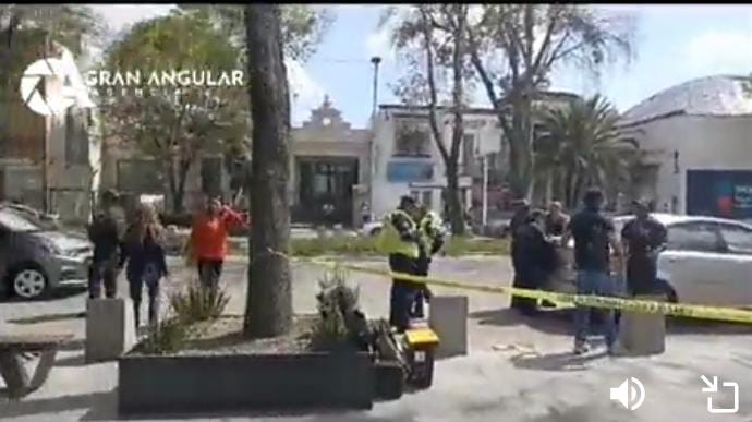 Video desde Puebla: Murió hombre en situación de calle afuera de BBVA de avenida Juárez