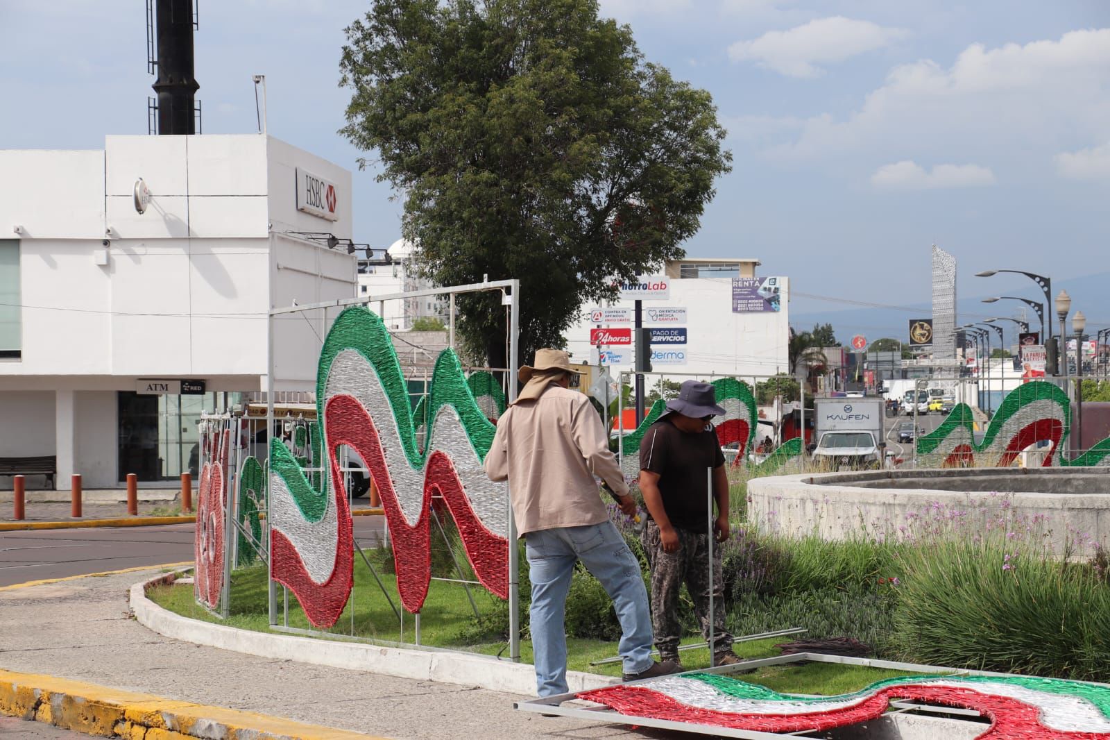Comienzan a colocar adornos patrios en Puebla capital