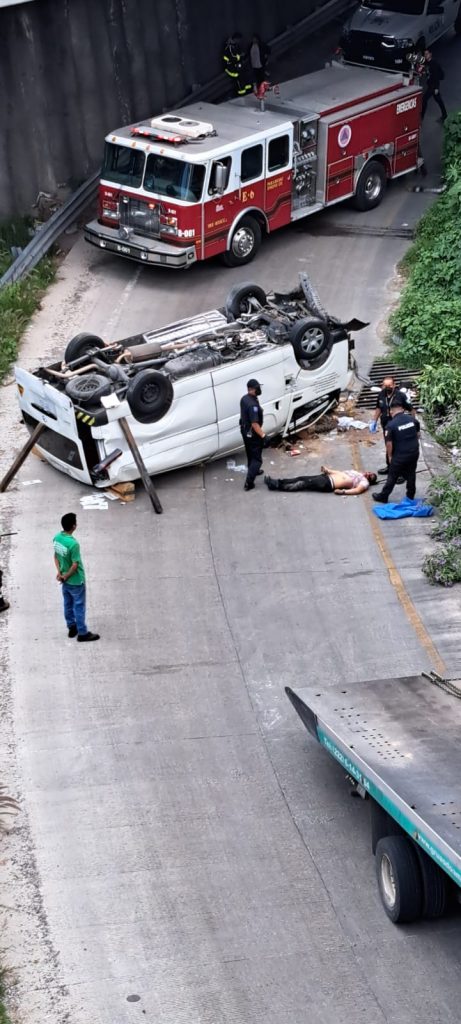 Volcadura en el periférico ecológico provocó un muerto